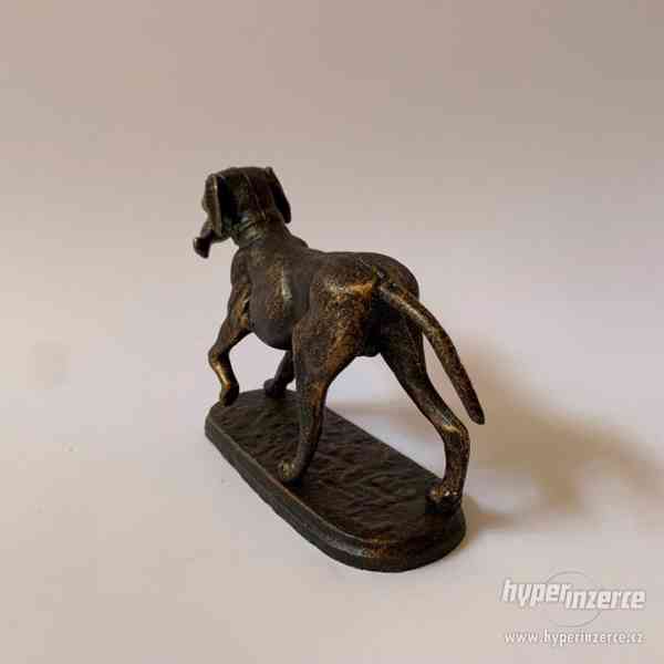 Lovecký pes s bažantem - kovová socha - foto 3