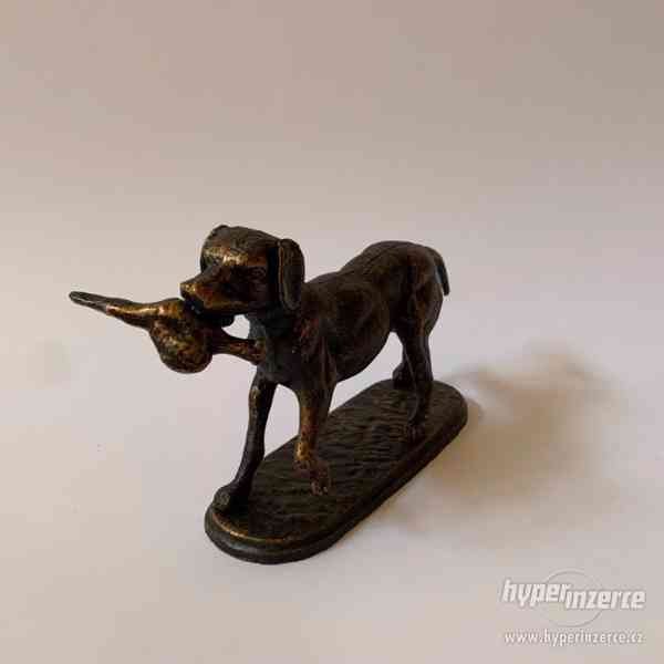 Lovecký pes s bažantem - kovová socha - foto 4