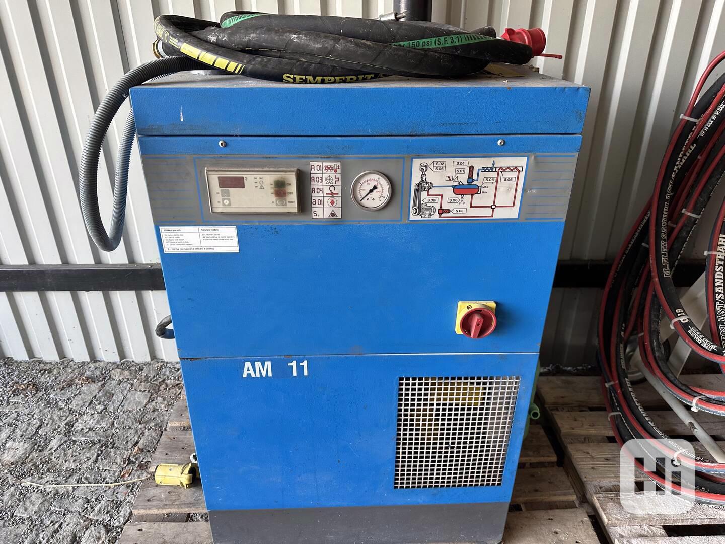 Mobilní pískovačka KOMNINO se šroubovým kompresorem 11kW - foto 1