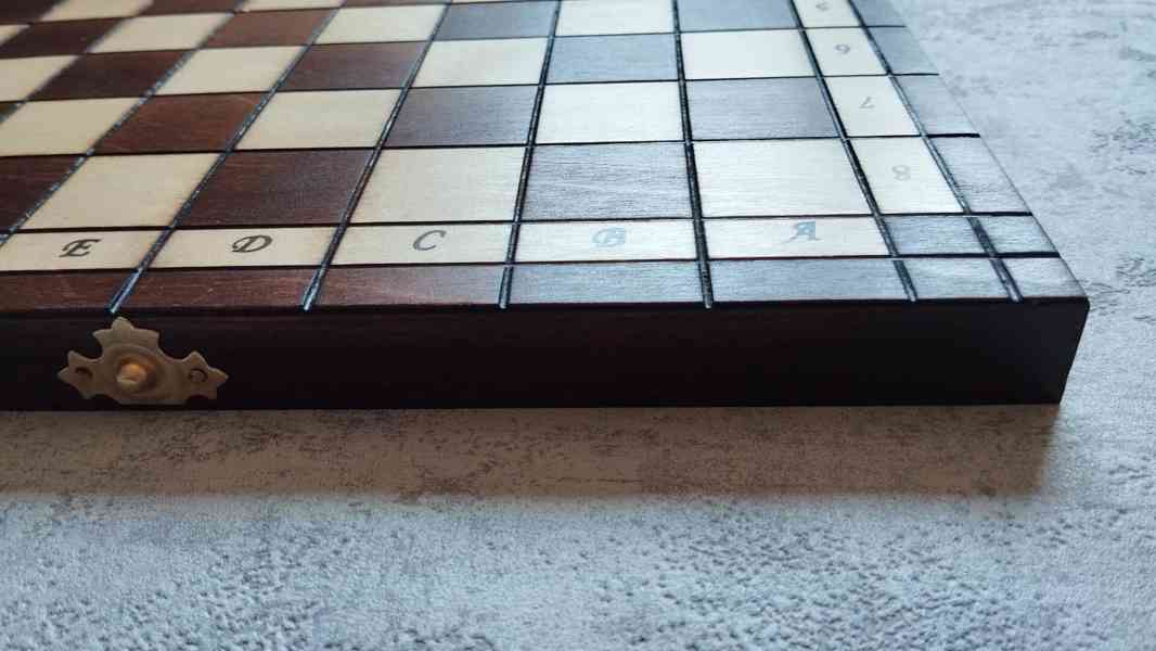 Menší dřevěné vyřezávané šachy 31x31, nepoužité - foto 14