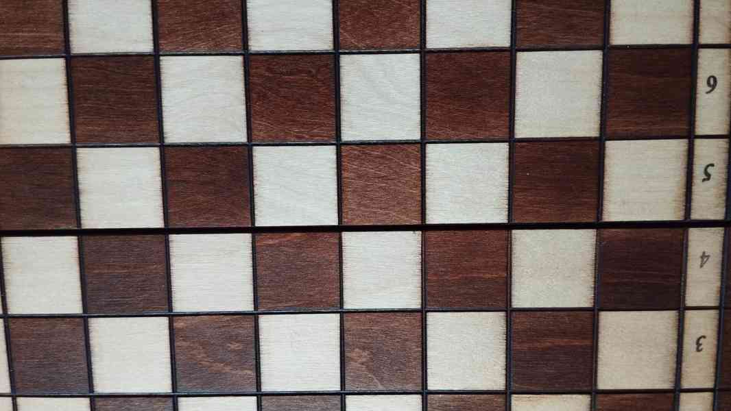 Menší dřevěné vyřezávané šachy 31x31, nepoužité - foto 16