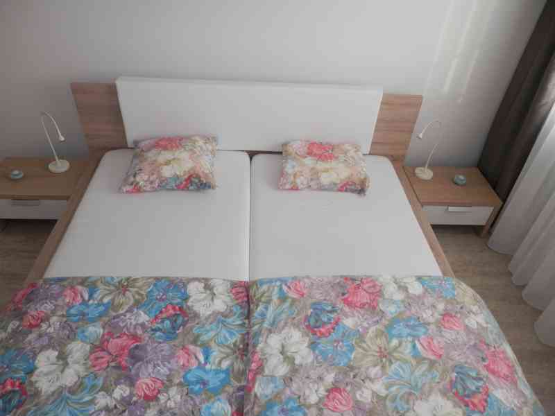 Manželská postel, rošty, matrace + noční stolky  - foto 2