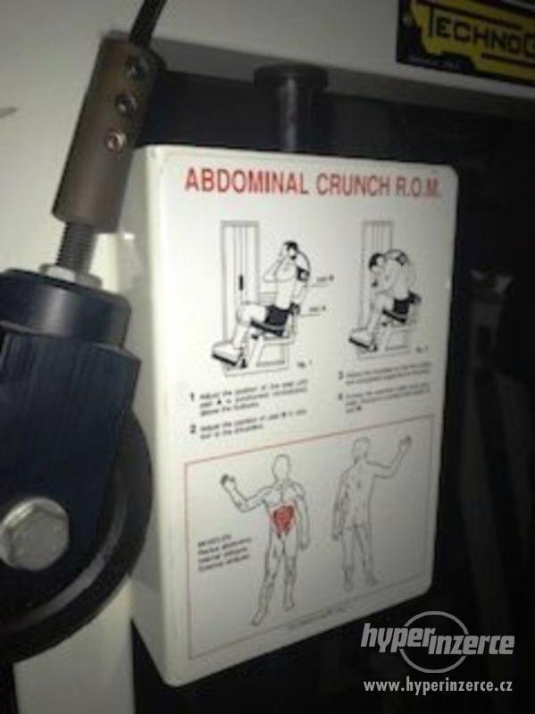 Posilovací stroj Abdominal CRUNCH Technogym ISOTONIC - foto 1