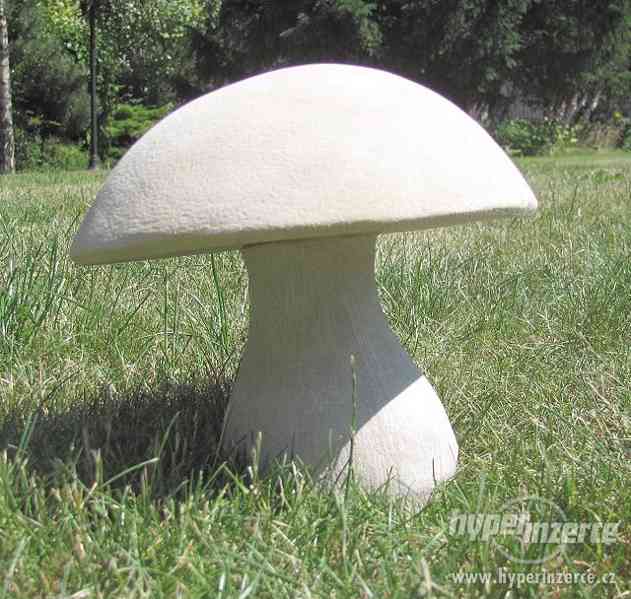 Nádherná pískovcová zahradní dekorace houba. - foto 2