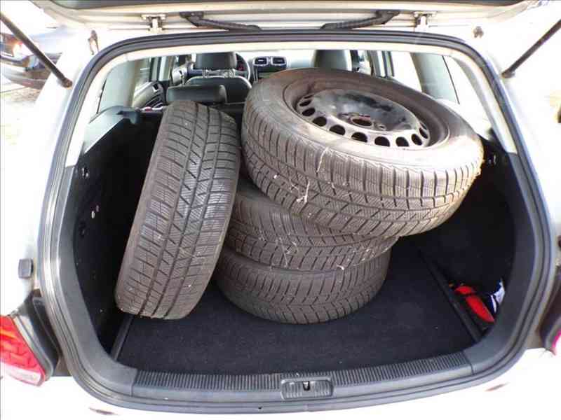 Volkswagen Golf 1,6 TDI KŮŽE,ZIMNÍ KOLA - foto 9