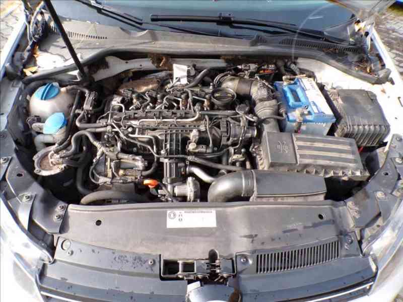 Volkswagen Golf 1,6 TDI KŮŽE,ZIMNÍ KOLA - foto 13