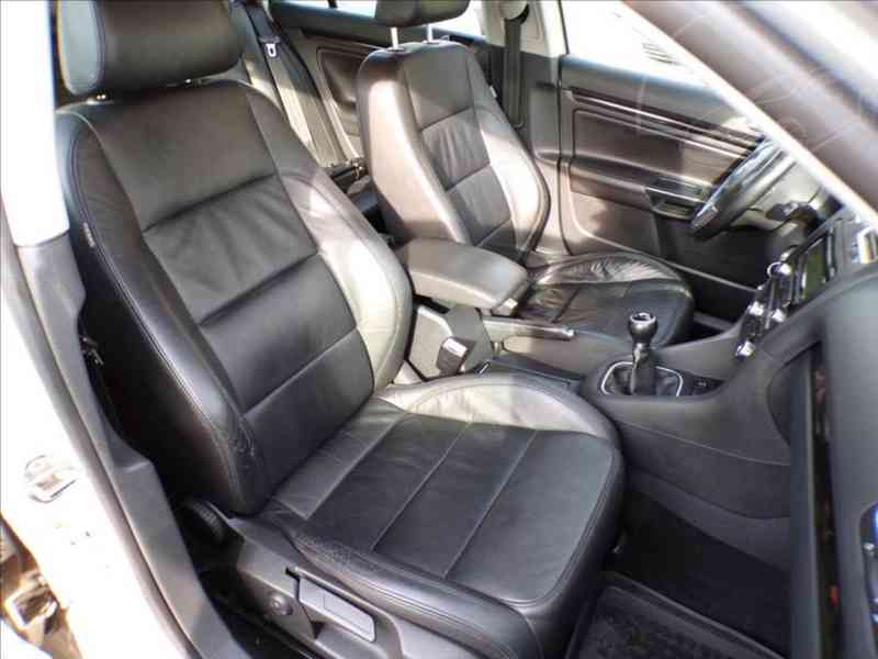 Volkswagen Golf 1,6 TDI KŮŽE,ZIMNÍ KOLA - foto 12