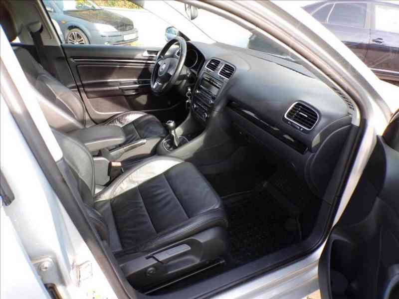 Volkswagen Golf 1,6 TDI KŮŽE,ZIMNÍ KOLA - foto 11