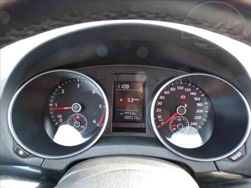 Volkswagen Golf 1,6 TDI KŮŽE,ZIMNÍ KOLA - foto 6