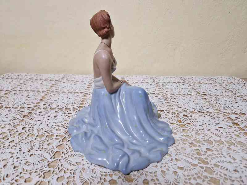 Hezká porcelánová plastika Žena Dívka v šatech Royal Dux - foto 6
