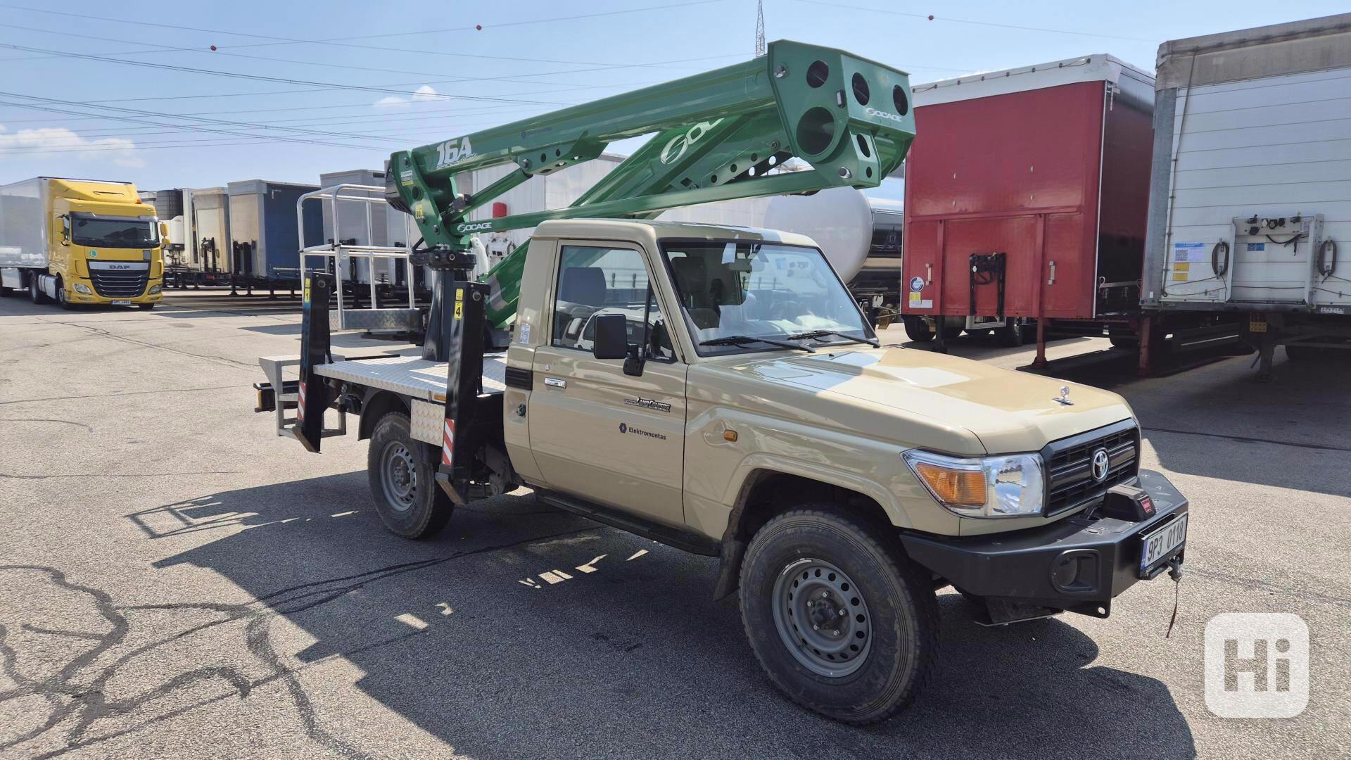TOYOTA LAND CRUISER 79 s pracovní plošinou SOCAGE 16A - foto 1