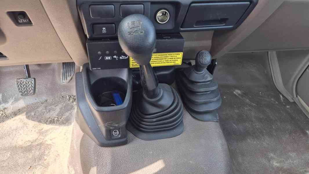TOYOTA LAND CRUISER 79 s pracovní plošinou SOCAGE 16A - foto 10