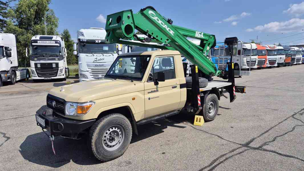 TOYOTA LAND CRUISER 79 s pracovní plošinou SOCAGE 16A - foto 2