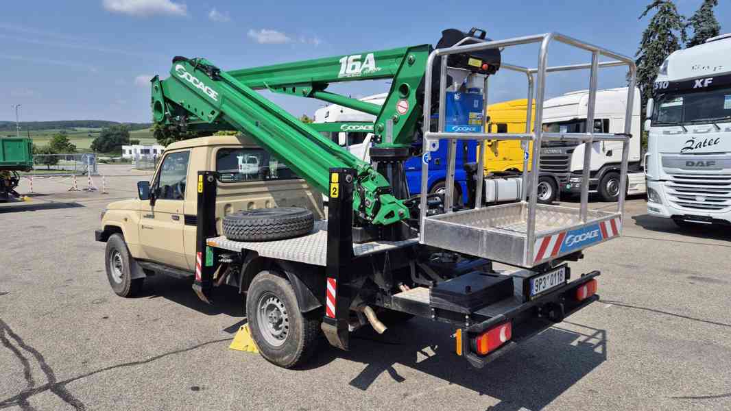 TOYOTA LAND CRUISER 79 s pracovní plošinou SOCAGE 16A - foto 3