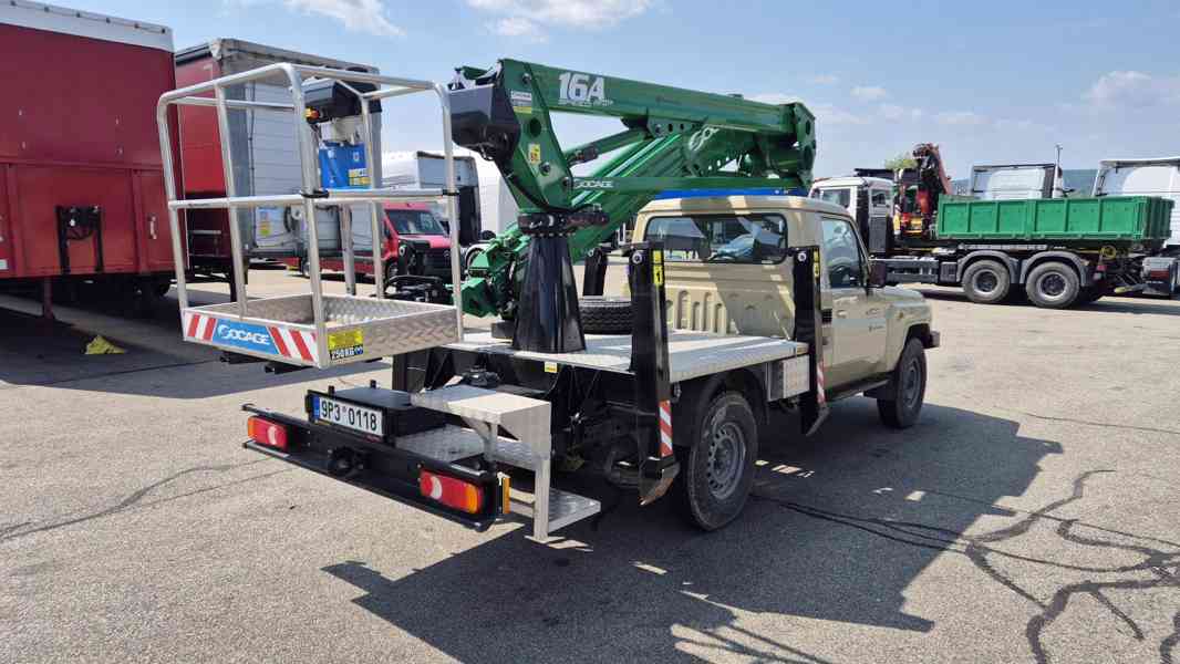 TOYOTA LAND CRUISER 79 s pracovní plošinou SOCAGE 16A - foto 4