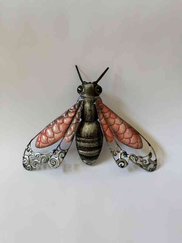 Včela - růžovo černá kovová nástěnná dekorace