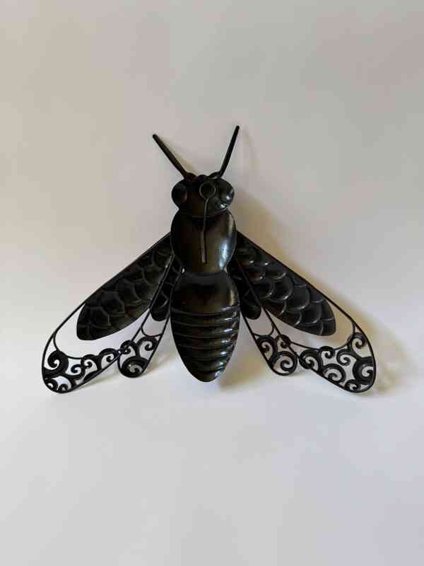 Včela - růžovo černá kovová nástěnná dekorace - foto 2