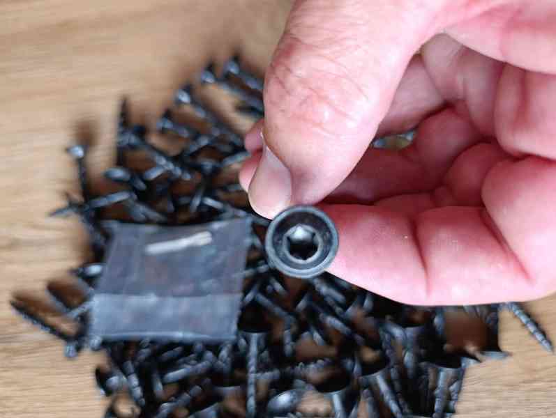 Tesařské vruty s talířovou hlavou, ČERNÝ zinek, torx +bit - foto 5