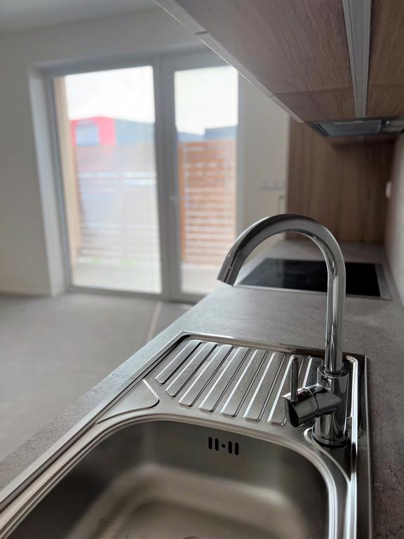 PRONÁJEM BYTU 2+KK S TERASOU A PARKOVACÍM STÁNÍM, JINAČOVICE - foto 9