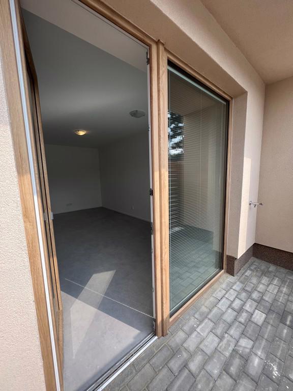 PRONÁJEM BYTU 2+KK S TERASOU A PARKOVACÍM STÁNÍM, JINAČOVICE - foto 7