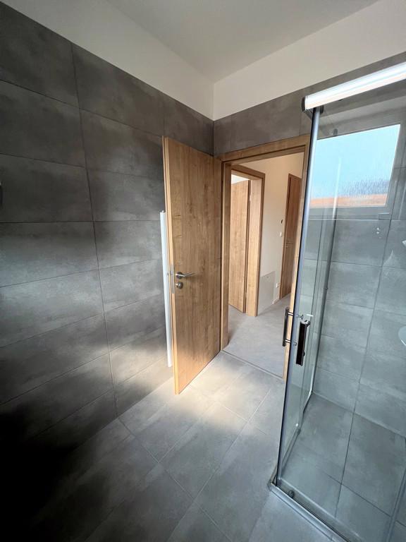 PRONÁJEM BYTU 2+KK S TERASOU A PARKOVACÍM STÁNÍM, JINAČOVICE - foto 15