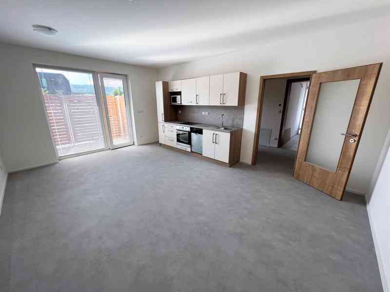 PRONÁJEM BYTU 2+KK S TERASOU A PARKOVACÍM STÁNÍM, JINAČOVICE - foto 2