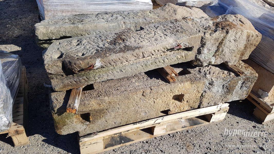 Staré pískovcové plotové sloupky - foto 1