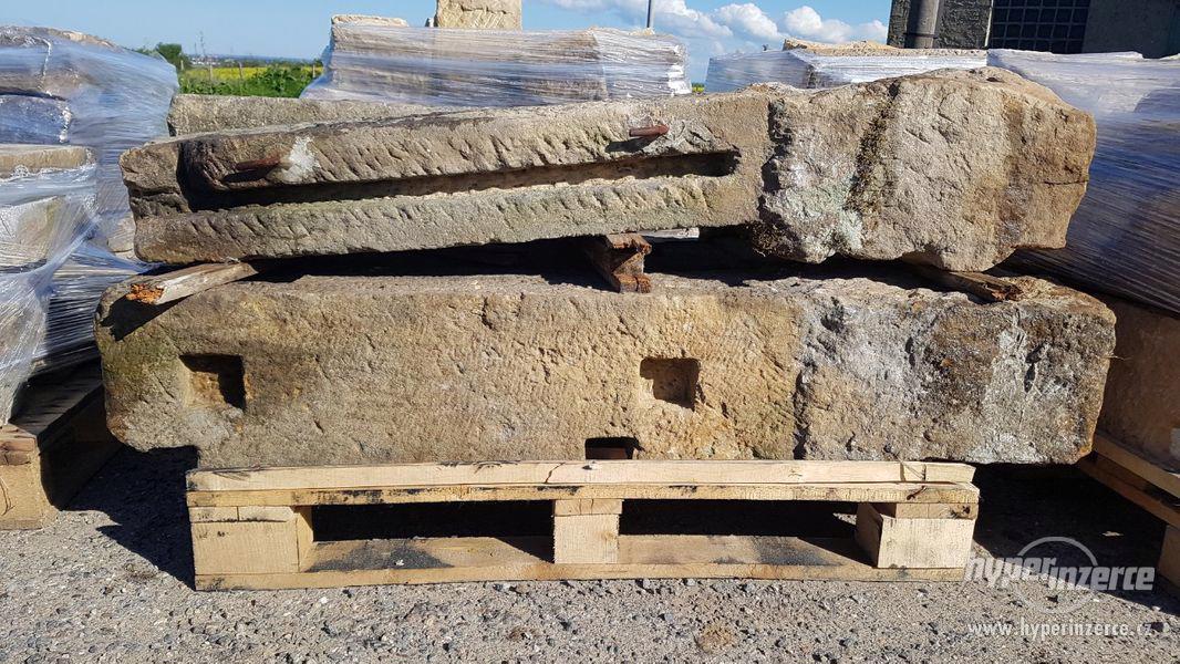 Staré pískovcové plotové sloupky - foto 2