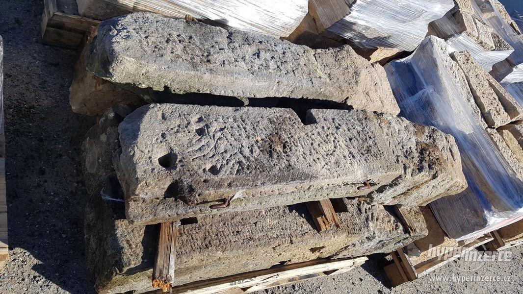 Staré pískovcové plotové sloupky - foto 3