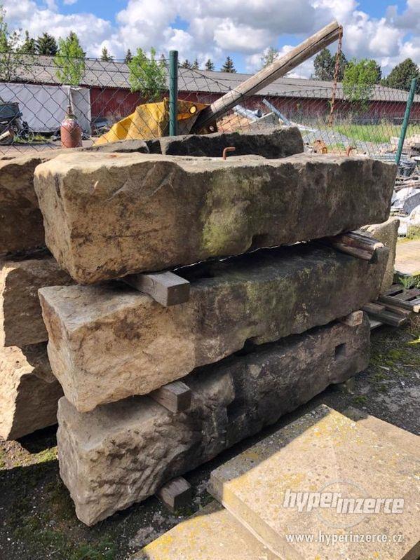 Staré pískovcové plotové sloupky - foto 4