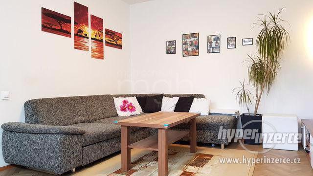 Prodej velice pěkného bytu 3+1 82m2 v panelovém domě, Stará Role, Karlovy Vary - foto 1