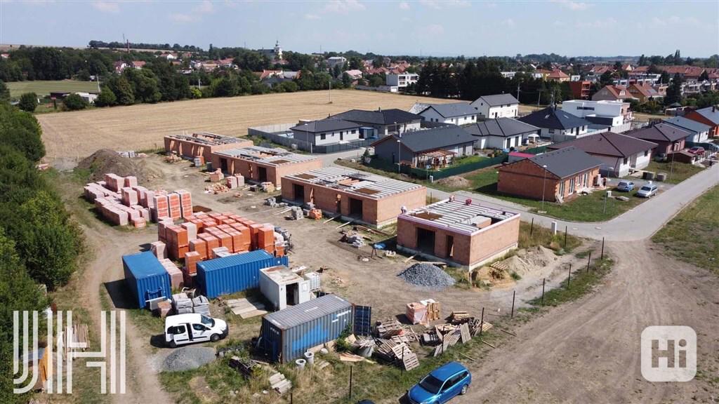 Prodej hrubých staveb dvojdomů s krytým parkováním - foto 6