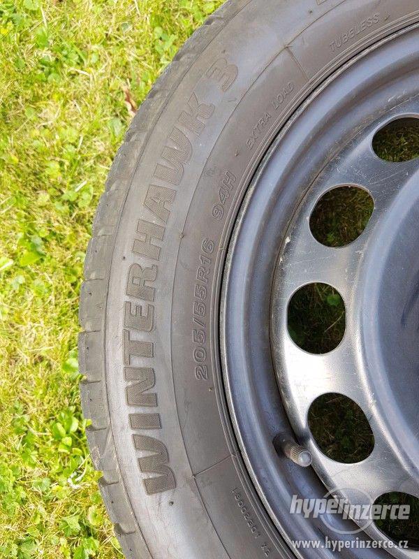Sada zimních pneu s plechovými disky 205/55 R16 - foto 1