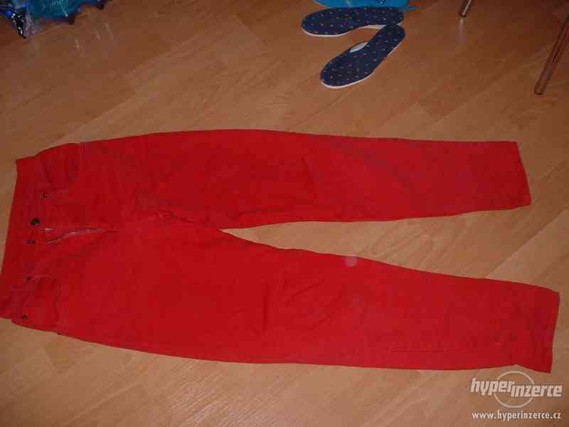 červené džíny - foto 1