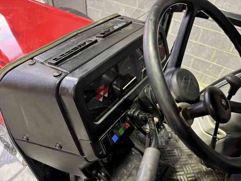 Použitý traktor Massey Ferguson 390. - foto 3