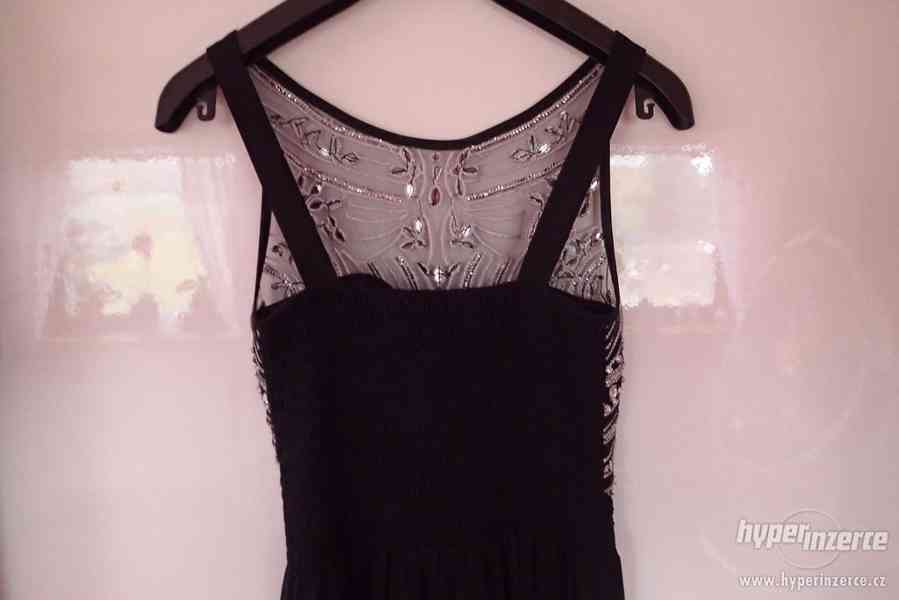 Prodám černé plesové šaty na ramínka se stříbrným živůtkem - foto 3
