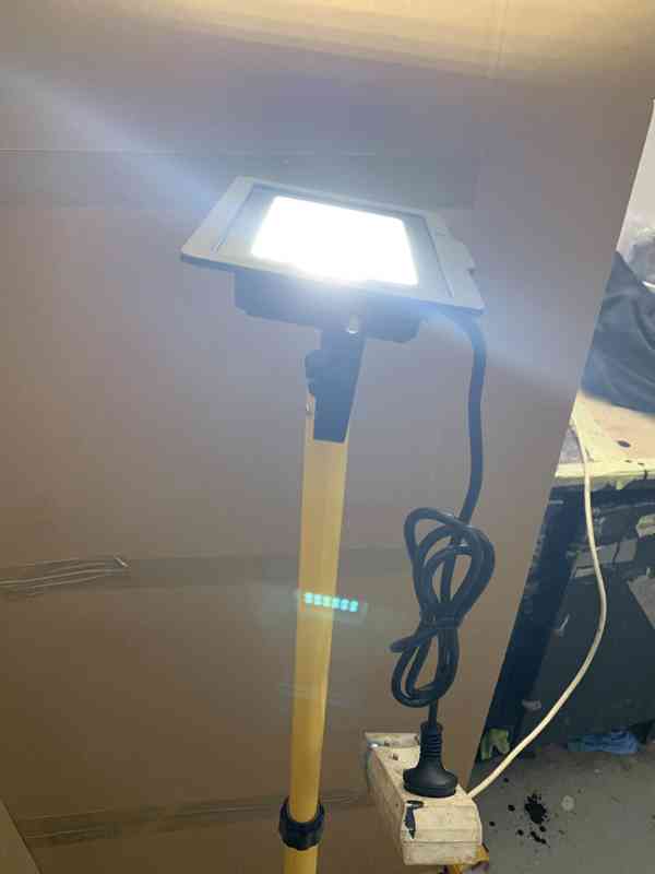 LED reflektor 2x50W se stativem kabel stojan novy - foto 23