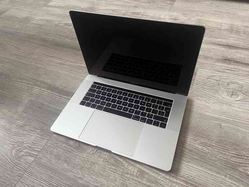 MacBook Pro 2016 15" 256GB/16GB/i7 touchbar Silver Apple - foto 2
