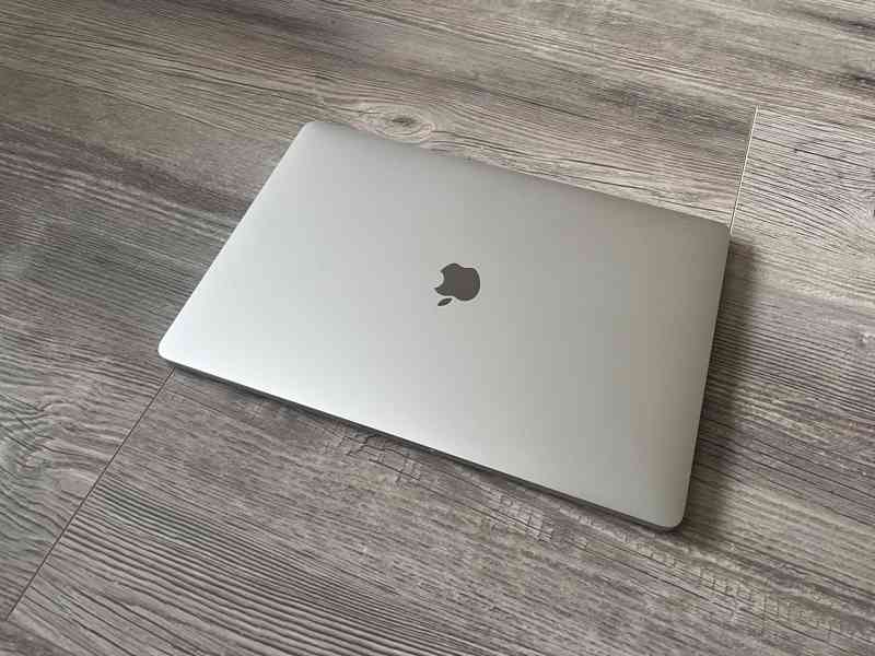 MacBook Pro 2016 15" 256GB/16GB/i7 touchbar Silver Apple - foto 3