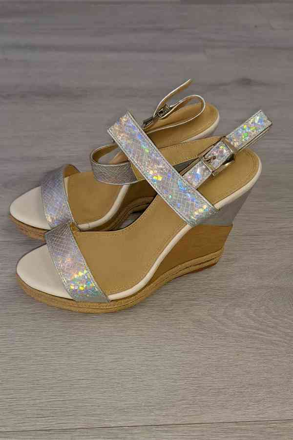 Stříbrné sandály na klínku s pásky 