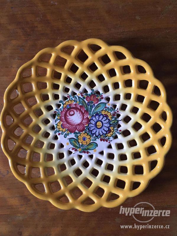 talíř Keramika, fajáns, tupesy, vykrajovaný - foto 1