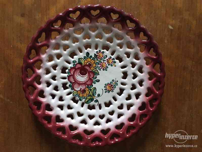 talíř Keramika, fajáns, tupesy, vykrajovaný - foto 3