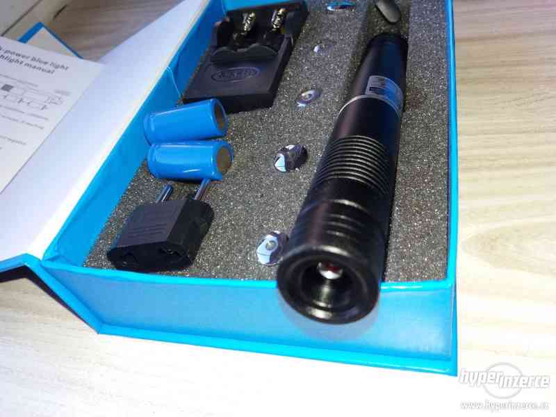 Modrý laser 2000mw /udávano výrobcem/ propálí Tento laser sv - foto 1