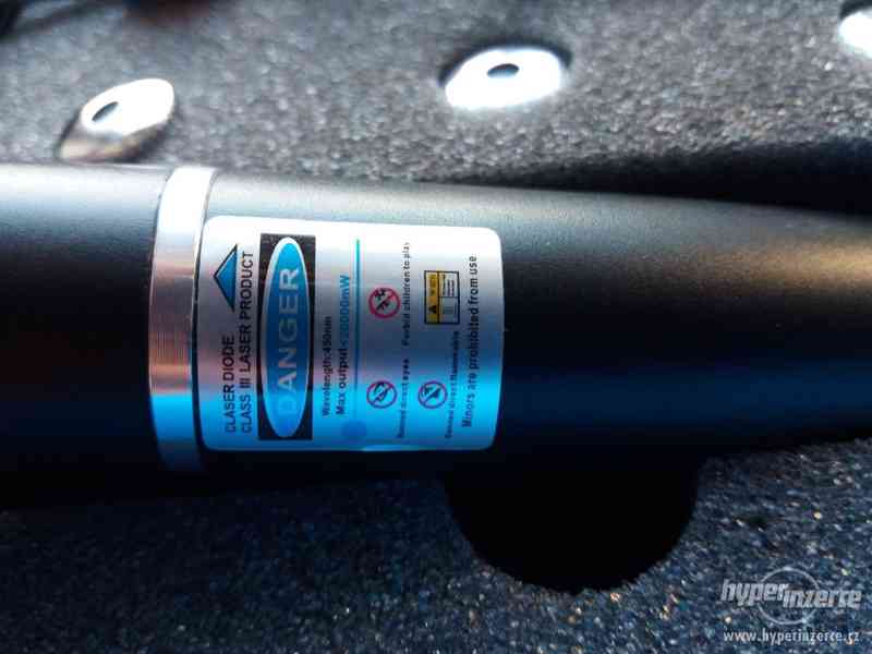Modrý laser 2000mw /udávano výrobcem/ propálí Tento laser sv - foto 3
