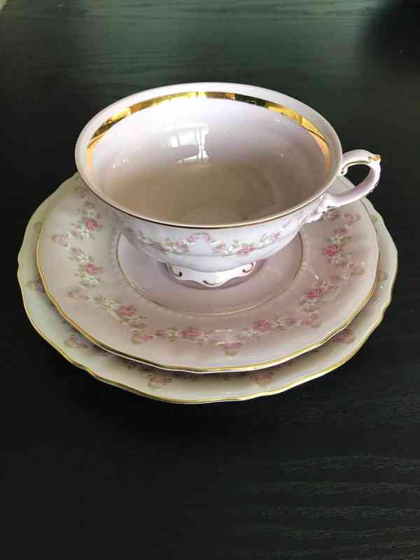 Čajová souprava z růžového porcelánu