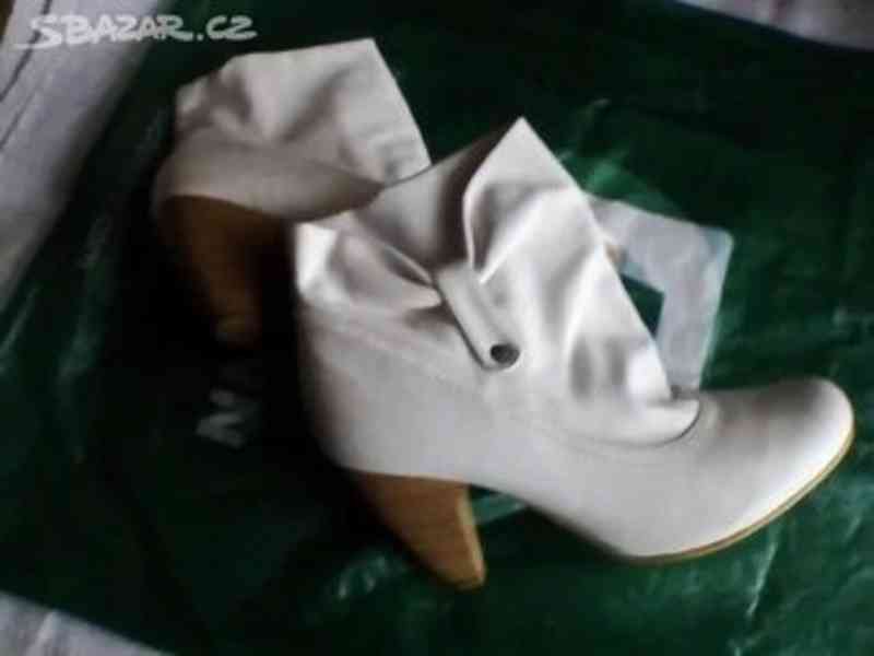 Bílé kotníčkové botky č.39 - foto 2