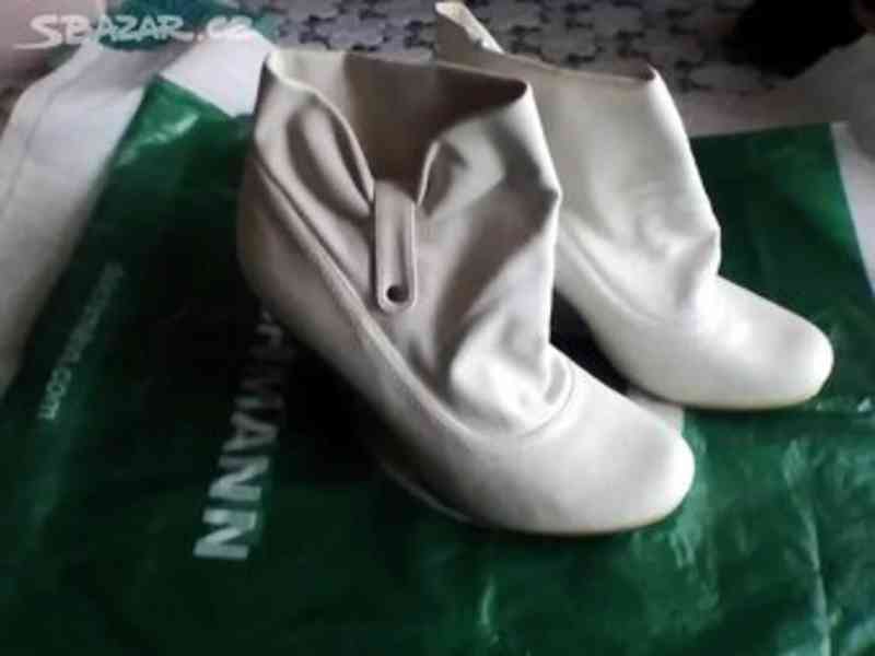 Bílé kotníčkové botky č.39 - foto 4