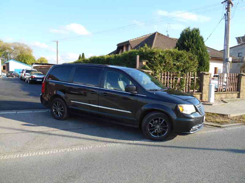 Chrysler Town Country 3,6 RT Stown Go DVD  2012 - foto 1
