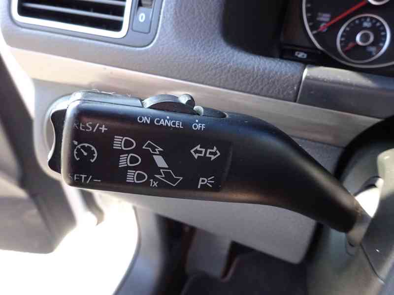 VW Touran 1.6 TDI r.v.2010 Automat (77 kw) - foto 11