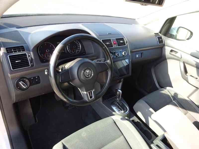 VW Touran 1.6 TDI r.v.2010 Automat (77 kw) - foto 5